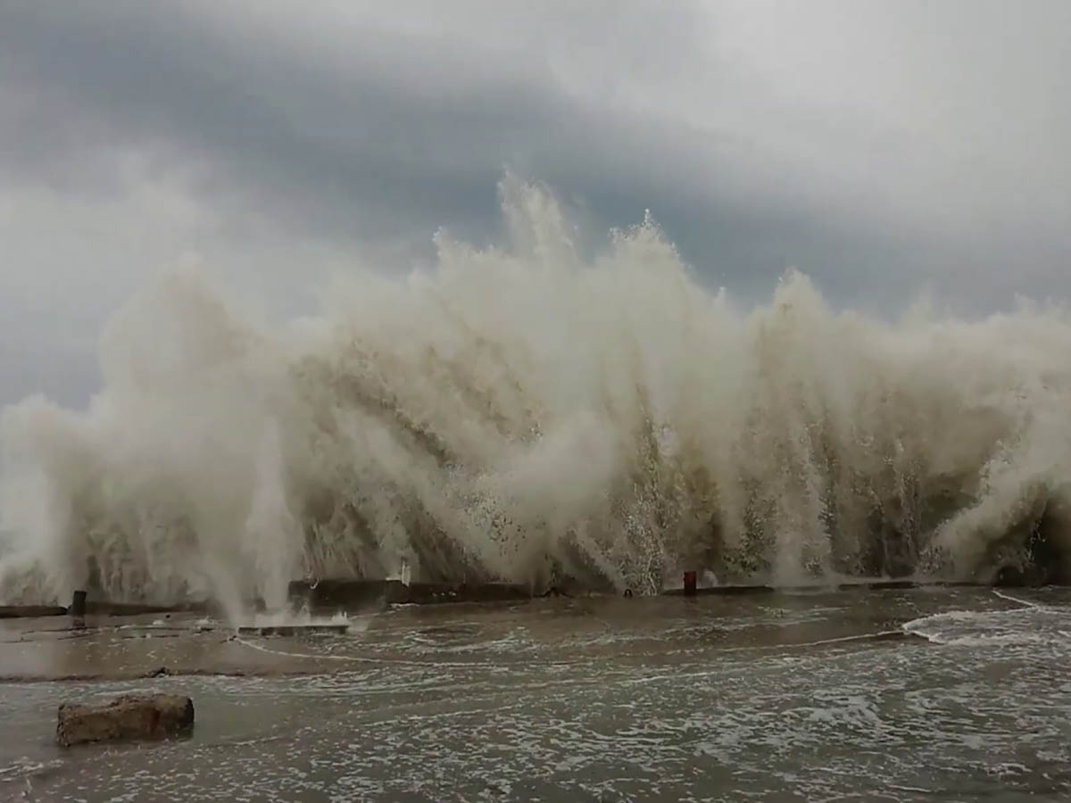 Видео шторма сегодня. Адлер море шторм. Шторм в Адлере. Адлер ЦУНАМИ. ЦУНАМИ В Сочи.