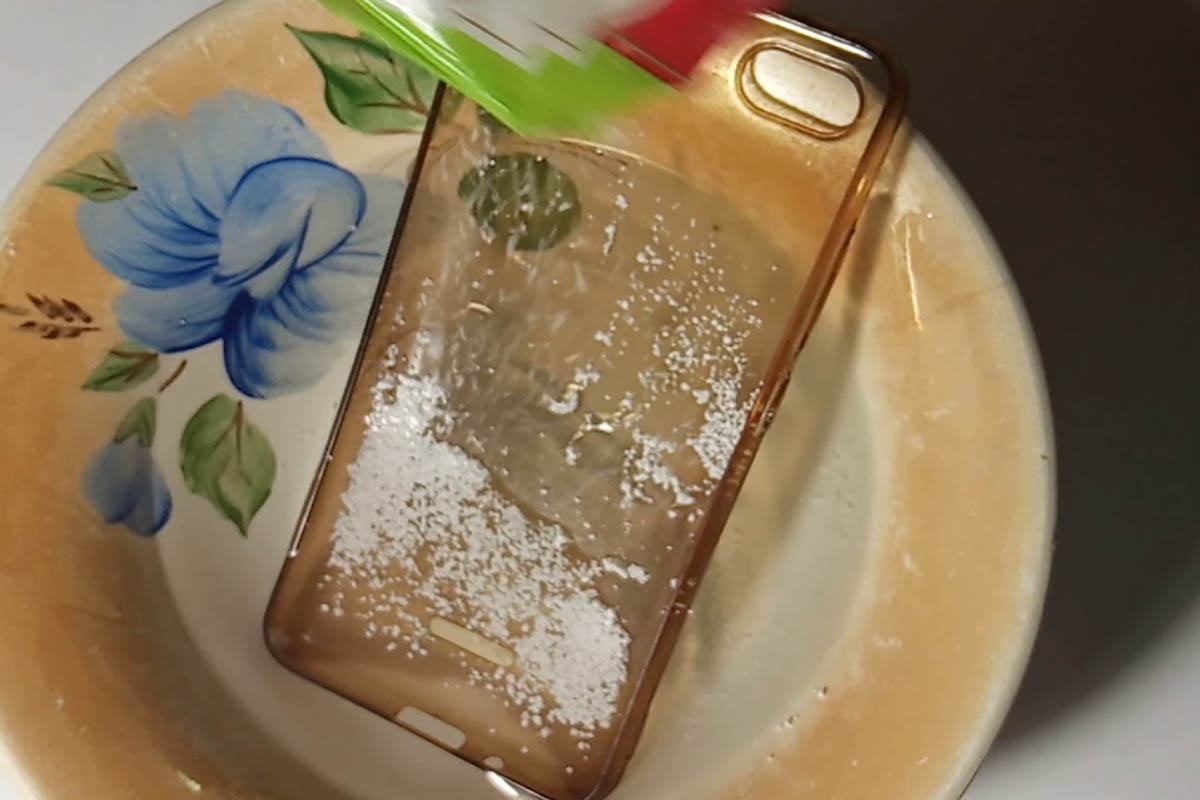 Как очистить белый силиконовый чехол для телефона?